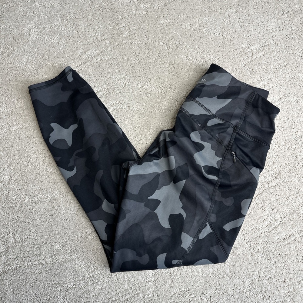 Women's Athleta Medium Camo Contender 7/8 Leggings Pockets High Rise Gym Athleti